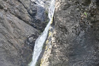 Dağlardaki güzel şelale manzarası            