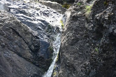 Dağlardaki güzel şelale manzarası            