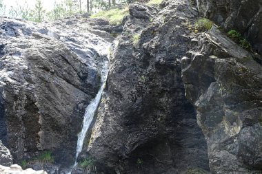 Dağlardaki güzel şelale manzarası            