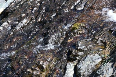 Taşlarla çerçevelenmiş zarif şelale ayrıntıları