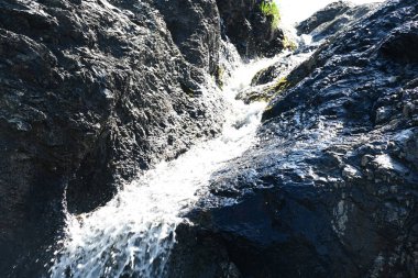 Dağlardaki güzel şelale manzarası            