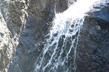 Dağlardaki güzel şelale manzarası            