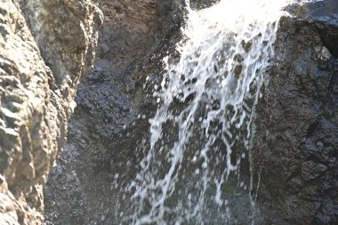 Dağlardaki güzel şelale manzarası            