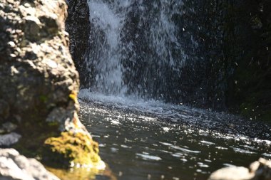 Dağlardaki güzel şelale manzarası            