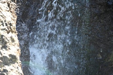 Dağlardaki güzel şelale manzarası            