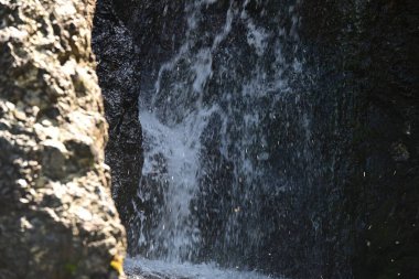 Dağlardaki güzel şelale manzarası            