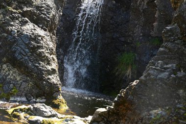 Dağlardaki güzel şelale manzarası            
