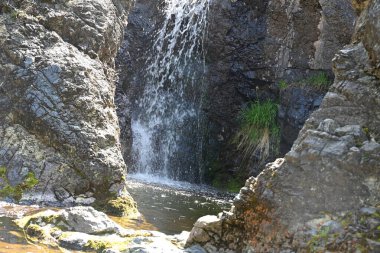 Dağlardaki güzel şelale manzarası            