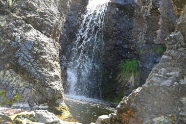 Dağlardaki güzel şelale manzarası            