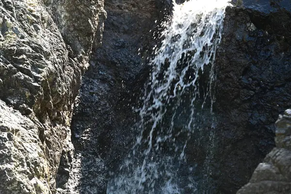 Ormandaki güzel şelalenin detaylı görüntüsü