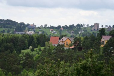 Güzel orman manzaralı bir dağ köyü. 