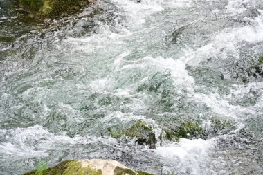 Hızlı dağ deresinin güzel manzarası            
