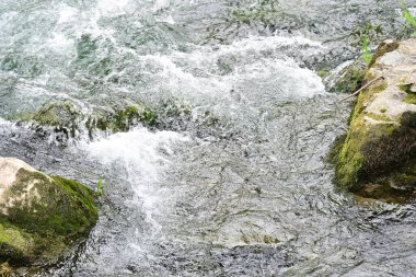 Hızlı dağ deresinin güzel manzarası            