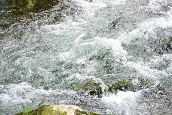 Hızlı dağ deresinin güzel manzarası            