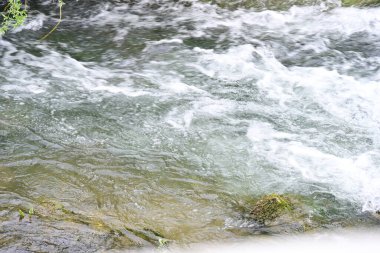 Hızlı dağ deresinin güzel manzarası            