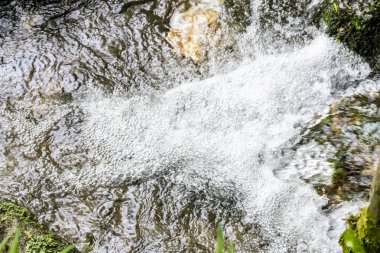Dağlardaki güzel şelale manzarası            