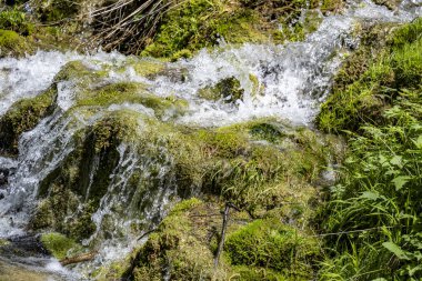 Dağlardaki güzel şelale manzarası            