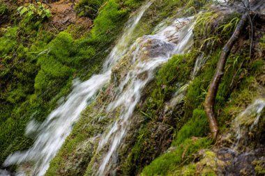 Dağlardaki güzel şelale manzarası            