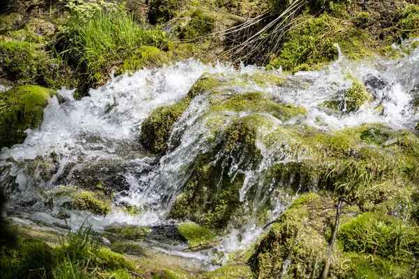 Dağlardaki güzel şelale manzarası            
