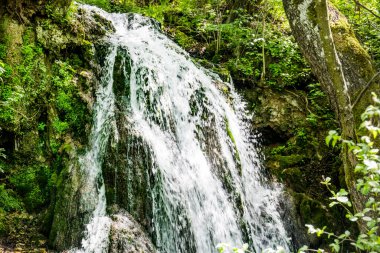 Dağlardaki güzel şelale manzarası            
