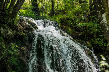Dağlardaki güzel şelale manzarası            