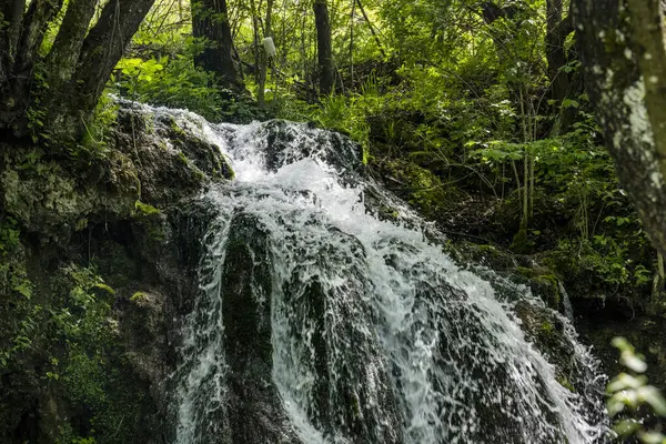 Dağlardaki güzel şelale manzarası            