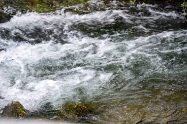 Dağlarda güzel bir şelale