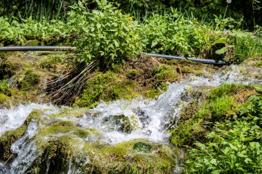 Dağlardaki güzel şelale manzarası            