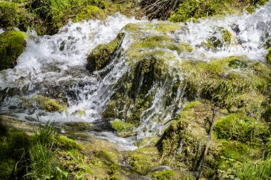 Dağlardaki güzel şelale manzarası            