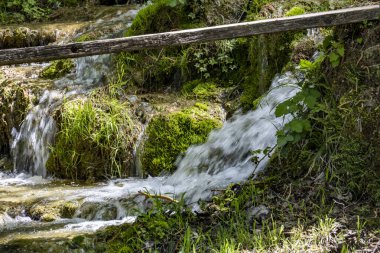 Dağlardaki güzel şelale manzarası            