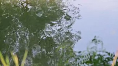 Nehrin tepesine su sıçrıyor.