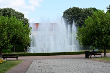 Şehir parkındaki güzel çeşme manzarası 