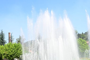 Güzel çeşme mavi gökyüzüne sıçrıyor