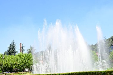 Güzel çeşme mavi gökyüzüne sıçrıyor