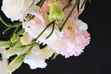 Siyah arka planda güzel bir buket Eustoma çiçeği. 