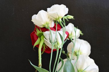 Beyaz Eustoma çiçekleri ve kırmızı gül 