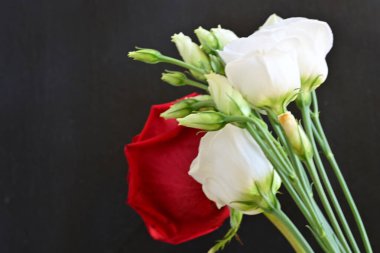 güzel kırmızı gül ve beyaz Eustoma çiçekleri siyah arkaplanda 