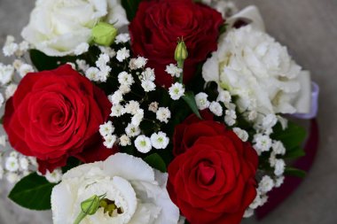 Güzel bir buket gül kırmızı ve beyaz