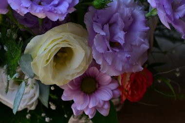 Buket çiçek hasır sepet içinde 