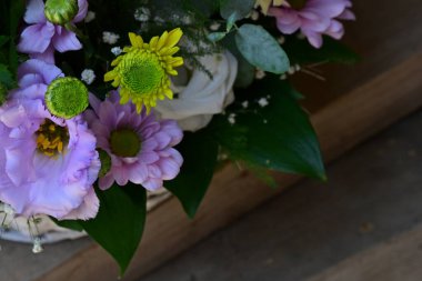 Buket çiçek hasır sepet içinde 