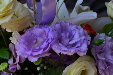 Buket çiçek hasır sepet içinde 