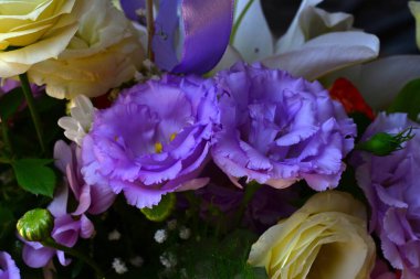 Buket çiçek hasır sepet içinde 