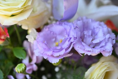 Buket çiçek hasır sepet içinde 