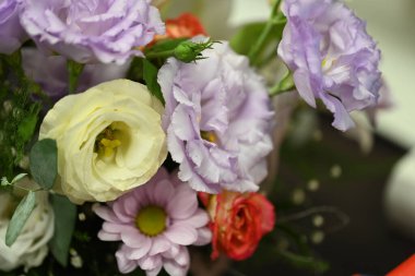 Buket çiçek hasır sepet içinde 