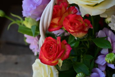 Buket çiçek hasır sepet içinde 