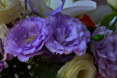 Buket çiçek hasır sepet içinde 