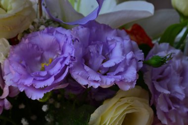 Buket çiçek hasır sepet içinde 