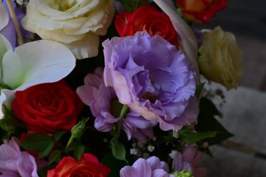 Buket çiçek hasır sepet içinde 