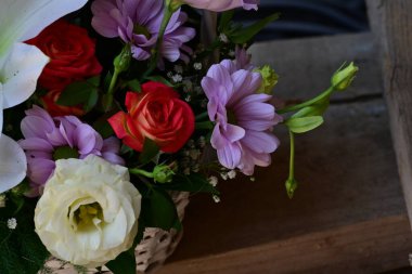 Buket çiçek hasır sepet içinde 