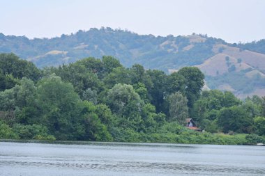 Göl manzaralı güzel bir manzara. 